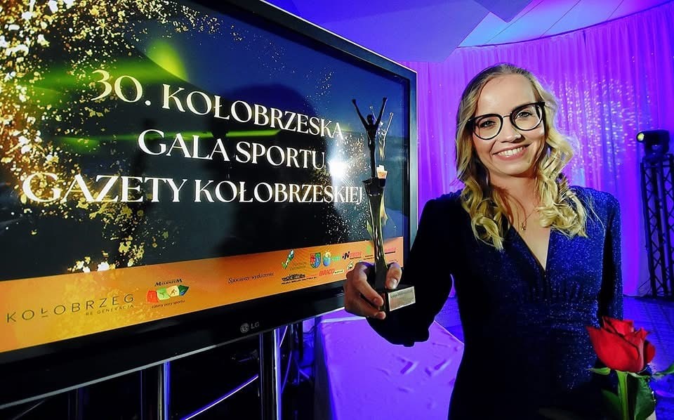 KINGA WALERIAŃCZYK Z STATUETKĄ W TRAKCIE GALI SPORTU