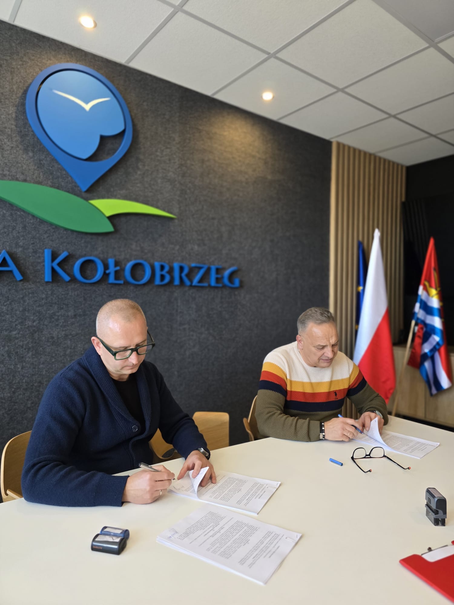 Podpisanie umowy na wymiane oświetlenia